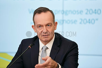 Berlin  Deutschland - Bundesminister Volker Wissing bei der Pressekonferenz zur Vorstellung der neuen Verkehrsprognose 2040.