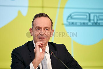 Berlin  Deutschland - Bundesminister Volker Wissing bei der Pressekonferenz zur Vorstellung der neuen Verkehrsprognose 2040.