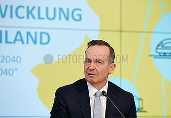 Berlin  Deutschland - Bundesminister Volker Wissing bei der Pressekonferenz zur Vorstellung der neuen Verkehrsprognose 2040.