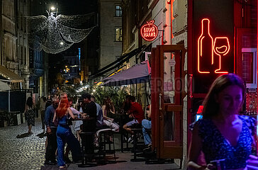 Ukraine  Lwiw - Bars und Alkoholverkauf am Marktplatz (ukrainisch Rynok  Altstadt seid 1998 auf der UNESCO-Liste des Weltkulturerbes)