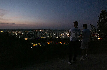 Ukraine  Lwiw - Junge Maenner geniessen Aussicht auf den Norden der Stadt