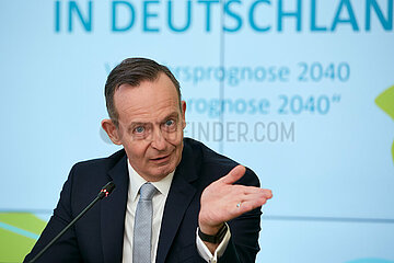 Berlin  Deutschland - Bundesminister Volker Wissing bei der Pressekonferenz zur Vorstellung der neuen Verkehrsprognose 2040.