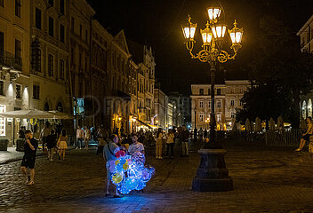 Ukraine  Lwiw - Verkauf von Luftballons am Marktplatz (ukrainisch Rynok  Altstadt seid 1998 auf der UNESCO-Liste des Weltkulturerbes)