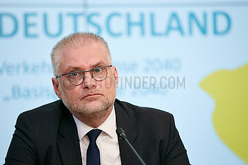 Berlin  Deutschland - Christian Neef bei der Pressekonferenz zur Vorstellung der neuen Verkehrsprognose 2040.