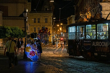 Ukraine  Lwiw - Blick vom Marktplatz (ukrainisch Rynok  Altstadt seid 1998 auf der UNESCO-Liste des Weltkulturerbes) in Strasse mit Strassenbahnen