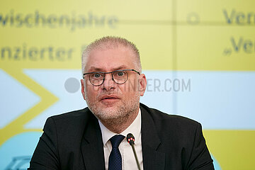 Berlin  Deutschland - Christian Neef bei der Pressekonferenz zur Vorstellung der neuen Verkehrsprognose 2040.