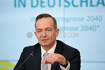 Berlin  Deutschland - Bundesminister Volker Wissing bei der Pressekonferenz zur Vorstellung der neuen Verkehrsprognose 2040.