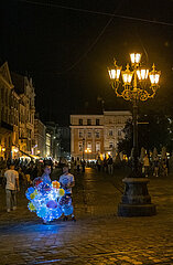 Ukraine  Lwiw - Verkauf von Luftballons am Marktplatz (ukrainisch Rynok  Altstadt seid 1998 auf der UNESCO-Liste des Weltkulturerbes)