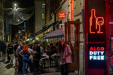 Ukraine  Lwiw - Bars und Alkoholverkauf am Marktplatz (ukrainisch Rynok  Altstadt seid 1998 auf der UNESCO-Liste des Weltkulturerbes)