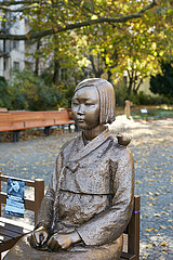 Berlin  Deutschland - Das Trostfrauen-Mahnmal am Unionplatz in Berlin-Moabit.