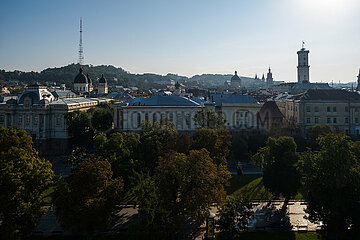 Ukraine  Lwiw - Prospekt Svobody frueh an einem Sommermorgen  der Boulevard ist das Herz der Stadt