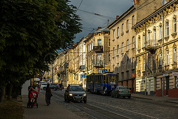 Ukraine  Lwiw - Strassenszene mit Strassenbahn in Altbaubezirk