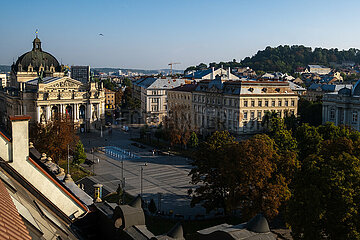 Ukraine  Lwiw - Prospekt Svobody frueh an einem Sommermorgen  links die Oper  der Boulevard ist das Herz der Stadt