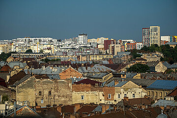 Ukraine  Lwiw - Teile des Stadtzentrums mit Altbauten und Wohnblocks