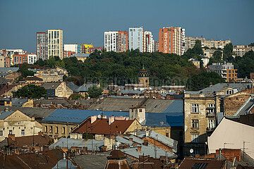 Ukraine  Lwiw - Teile des Stadtzentrums mit Altbauten und Wohnblocks