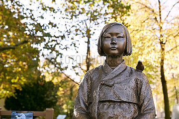 Berlin  Deutschland - Das Trostfrauen-Mahnmal am Unionplatz in Berlin-Moabit.