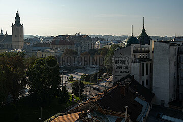 Ukraine  Lwiw - Prospekt Svobody frueh an einem Sommermorgen  der Boulevard ist das Herz der Stadt