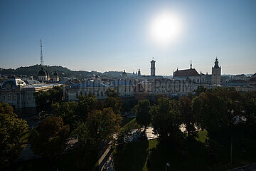 Ukraine  Lwiw - Prospekt Svobody frueh an einem Sommermorgen  der Boulevard ist das Herz der Stadt