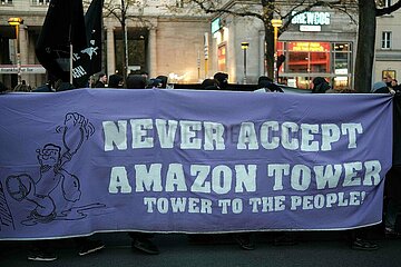 Tax X Demonstration gegen Amazon-Tower in Berlin Friedrichshain