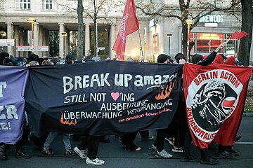 Tax X Demonstration gegen Amazon-Tower in Berlin Friedrichshain