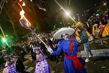 Dia de los Muertos: Day of the Dead Mega Parade of Catrinas