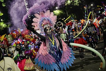 Dia de los Muertos: Day of the Dead Mega Parade of Catrinas