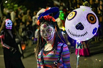 Dia de los Muertos: Day of the Dead Mega Parade of Catrinas