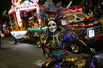 Dia de los Muertos: Day of the Dead Mega Parade of Catrinas