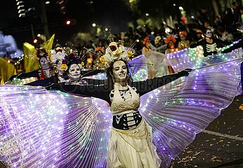 Dia de los Muertos: Day of the Dead Mega Parade of Catrinas