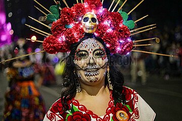 Dia de los Muertos: Day of the Dead Mega Parade of Catrinas