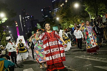 Dia de los Muertos: Day of the Dead Mega Parade of Catrinas