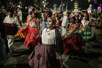 Dia de los Muertos: Day of the Dead Mega Parade of Catrinas