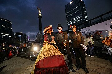 Dia de los Muertos: Day of the Dead Mega Parade of Catrinas