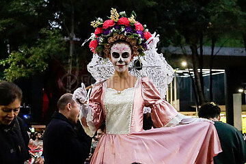 Dia de los Muertos: Mega Day of the Dead Catrina Procession