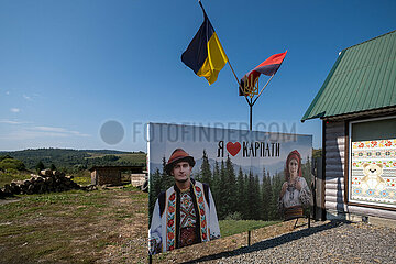 Ukraine  Karpaten  Latorka - Tourismuswerbung ICH LIEBE DIE KARPATEN an der Grenze zwischen dem Oblast Lviv und dem Beginn des Oblasts Transkarpatien