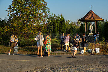 Ukraine  Karpaten  Kvasovo - Marienskulptur in dem Dorf in der Westukraine  ukrainische Reisegruppe wartet auf den Bus