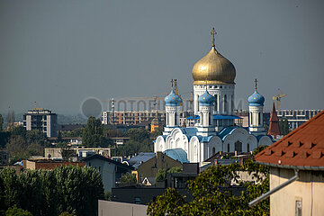 Ukraine  Karpaten  Uschhorod - Blick von Burg von Uschorod auf Christus-Erloeser-Kathedrale gehoert zur ukrainisch-orthodoxen Kirche  mittlerweile in der Ukraine verboten