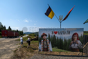 Ukraine  Karpaten  Latorka - Tourismuswerbung ICH LIEBE DIE KARPATEN an der Grenze zwischen dem Oblast Lviv und dem Beginn des Oblasts Transkarpatien