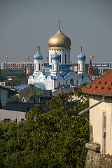 Ukraine  Karpaten  Uschhorod - Blick von Burg von Uschorod auf Christus-Erloeser-Kathedrale gehoert zur ukrainisch-orthodoxen Kirche  mittlerweile in der Ukraine verboten