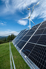 Ukraine  Karpaten  Stryhalnya - MASWES- Mobile Autonomous Solar-Wind Electrical Station im Synevir Nationalpark  autonome  dezentrale Energie wichtig in Kriegszeiten