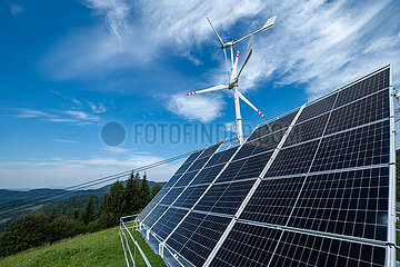 Ukraine  Karpaten  Stryhalnya - MASWES- Mobile Autonomous Solar-Wind Electrical Station im Synevir Nationalpark  autonome  dezentrale Energie wichtig in Kriegszeiten