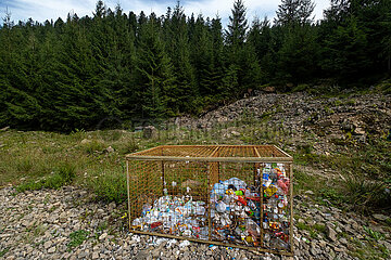 Ukraine  Karpaten  Synevysrka Polyana - Behaelter fuer Plastikmuell im Synevir Nationalpark