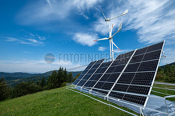 Ukraine  Karpaten  Stryhalnya - MASWES- Mobile Autonomous Solar-Wind Electrical Station im Synevir Nationalpark  autonome  dezentrale Energie wichtig in Kriegszeiten