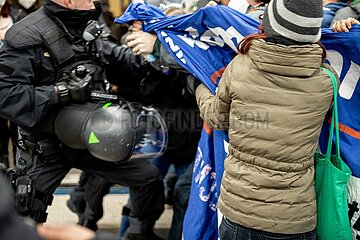 Massive Polizeigewalt bei Hanau Gedenk-Demo in München