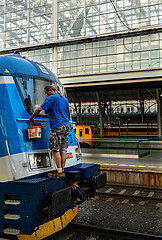 Tschechien  Prag - Lokfuehrer putzt die Scheiben seiner Lok am Prager Hauptbahnhof (Praha hlavni nadrazi)