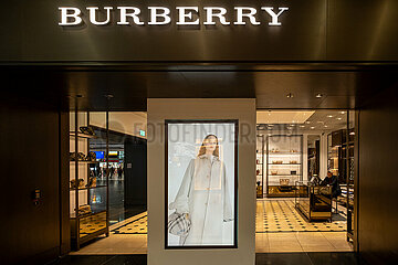 Deutschland  Frankfurt am Main - dutyfree shop der Luxusmarke BURBERRY am Flughafen Frankfurt