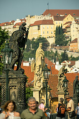 Tschechien  Prag - die Karlsbruecke (Karluv most) ueber die Moldau mit ihren katholischen Brueckenheiligen aus verschiedenen Jahrhunderten