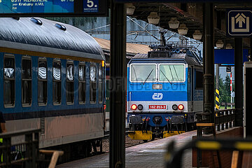 Tschechien  Prag - Zug und Lok am Prager Hauptbahnhof (Praha hlavni nadrazi)