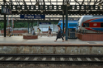 Tschechien  Prag - Ankommende Passagiere am Prager Hauptbahnhof (Praha hlavni nadrazi)