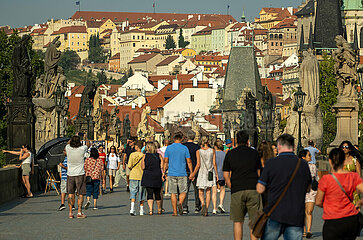 Tschechien  Prag - die Karlsbruecke (Karluv most) ueber die Moldau mit ihren katholischen Brueckenheiligen aus verschiedenen Jahrhunderten